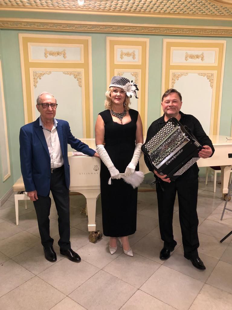 Её Светлость Княгиня Галина Пономаренко 
Народный артист Украины Вячеслав Самофалов (баян)
Заслуженный деятель искусcтв Украины Вячеслав Полянский (фортепиано)